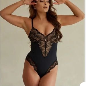 Pinsy 1x Sculpting Lace Shapesuit Black NWT
